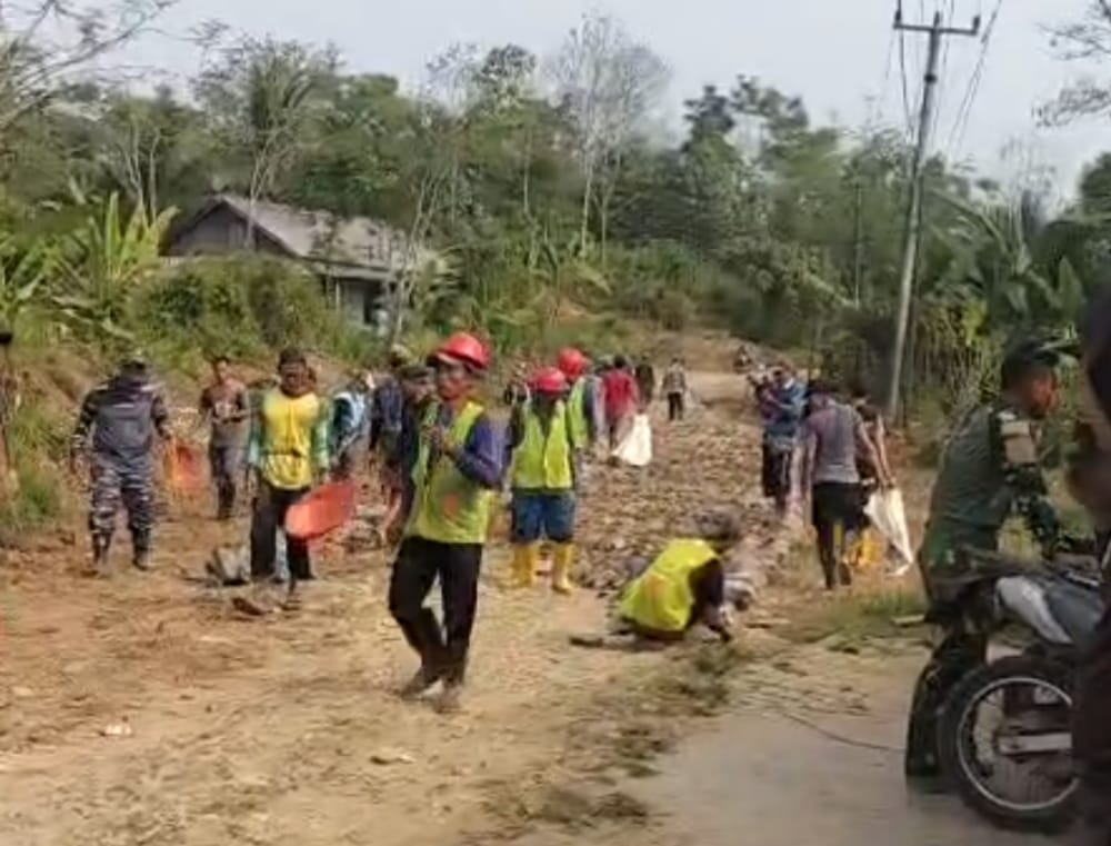 Akses Jalan Baru TMMD Ke-129 Kodim 0601/Pandeglang Disambut Antusias, Warga Optimistis Desa Makin Maju 2304563
