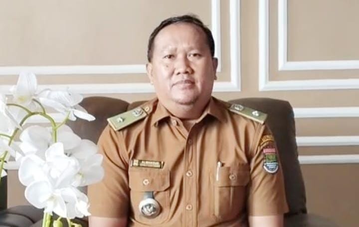 Sinergitas Tanpa Batas, Kades Cikupa Ali Makbud Berikan Ucapan Selamat Ulang Tahun Kepada Bhabinkamtibmas Aipda Hamdi 2321183