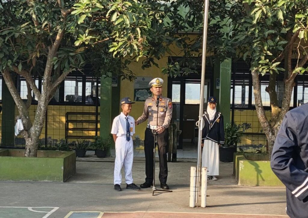 Jadi Pembina Upacara di SMPN 2 Panongan, Kasat Lantas Polresta Tangerang Edukasi Pelajar soal Aturan Sepeda Listrik di Jalan Raya 2322781 1024x726