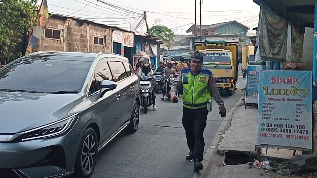 Tiang Listrik Roboh Tersangkut Mobil Box, Jalan Raya Cikupa–Pasar Kemis Macet Total, Petugas Satlantas Polsek Cikupa Respon Cepat 2360448 1024x576