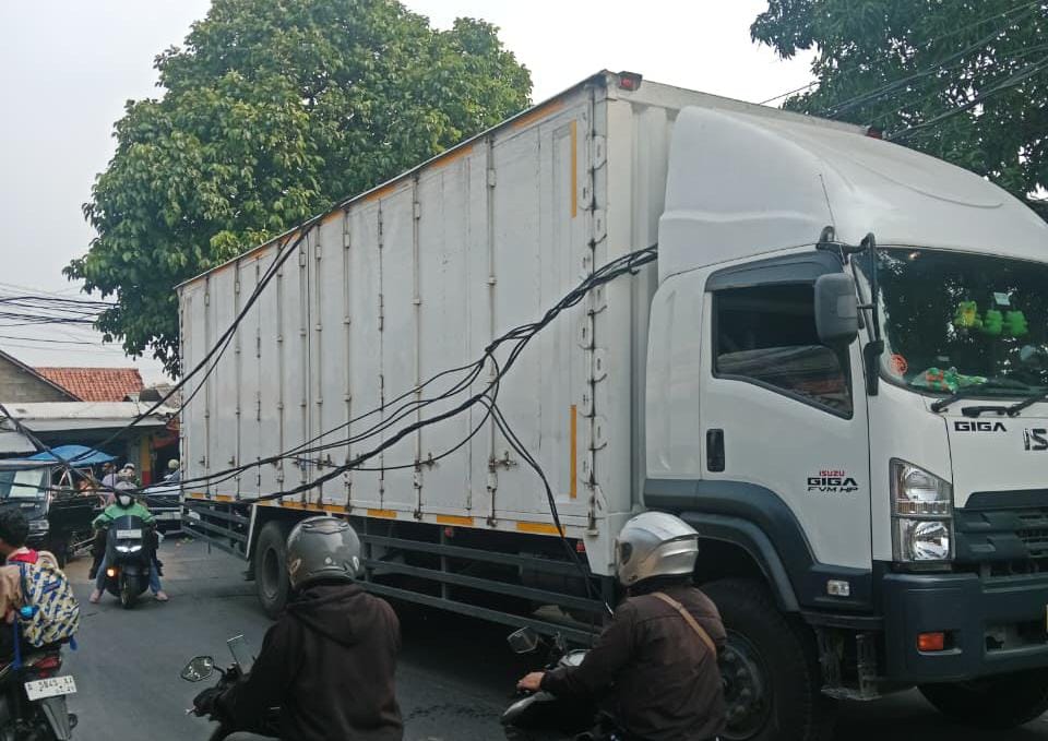 Tiang Listrik Roboh Tersangkut Mobil Box, Jalan Raya Cikupa–Pasar Kemis Macet Total, Petugas Satlantas Polsek Cikupa Respon Cepat 2360499