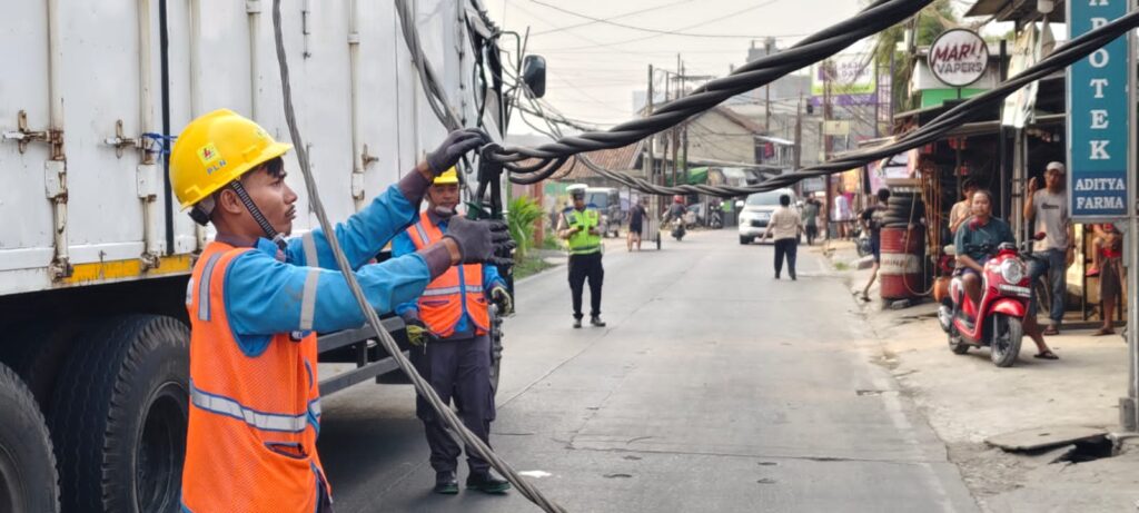 Tiang Listrik Roboh Tersangkut Mobil Box, Jalan Raya Cikupa–Pasar Kemis Macet Total, Petugas Satlantas Polsek Cikupa Respon Cepat 2360729 1024x461