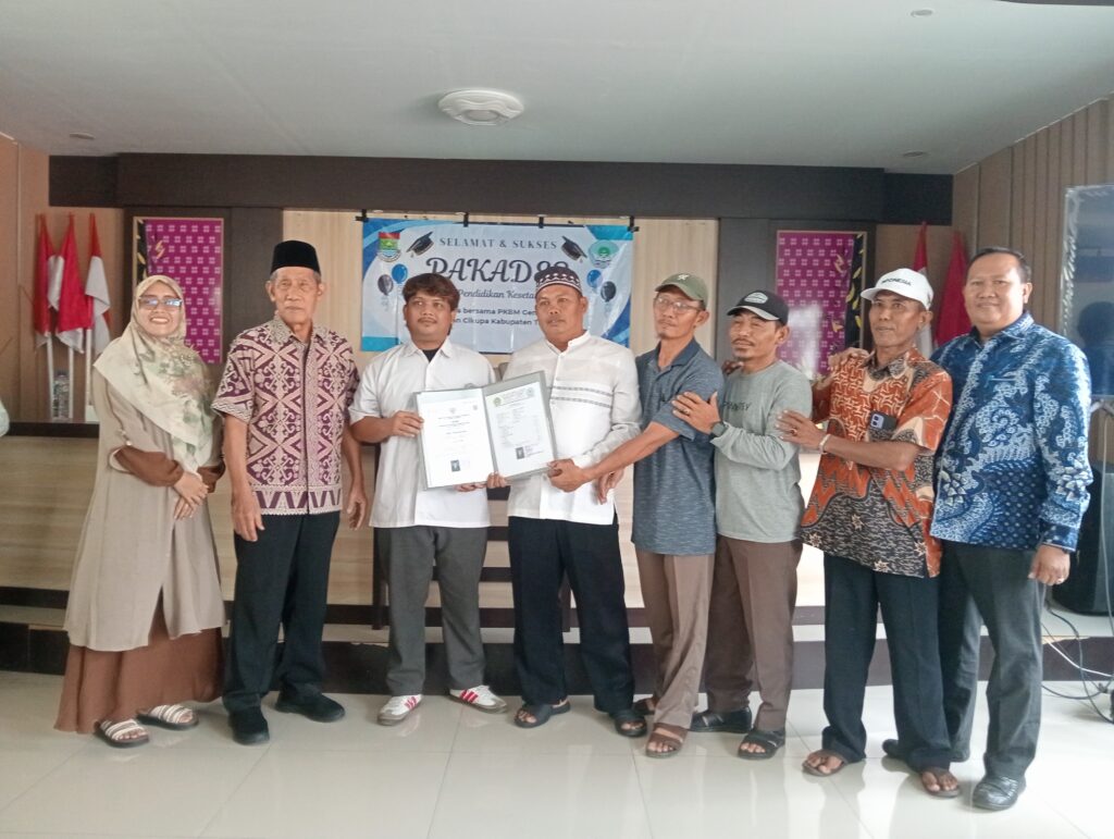 Pemdes Cikupa Sukses Gelar Penyerahan Ijazah Paket C Program PAKADES oplus 0