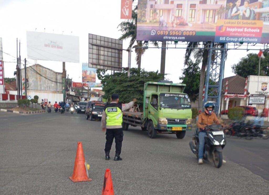 Ka Polsubsektor Cikupa Mas Aktif Atur Arus Lalu Lintas Sore, Wujudkan Kamseltibcar Lantas 2456889