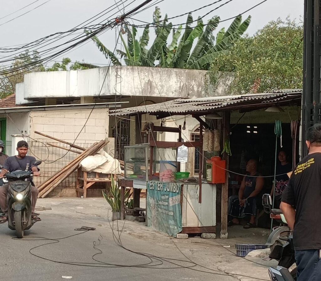 Proyek Pemindahan Tiang Telkom di Desa Talaga Diduga Asal-asalan, Kabel Berserakan Ganggu Akses Warga dan Industri 2504679
