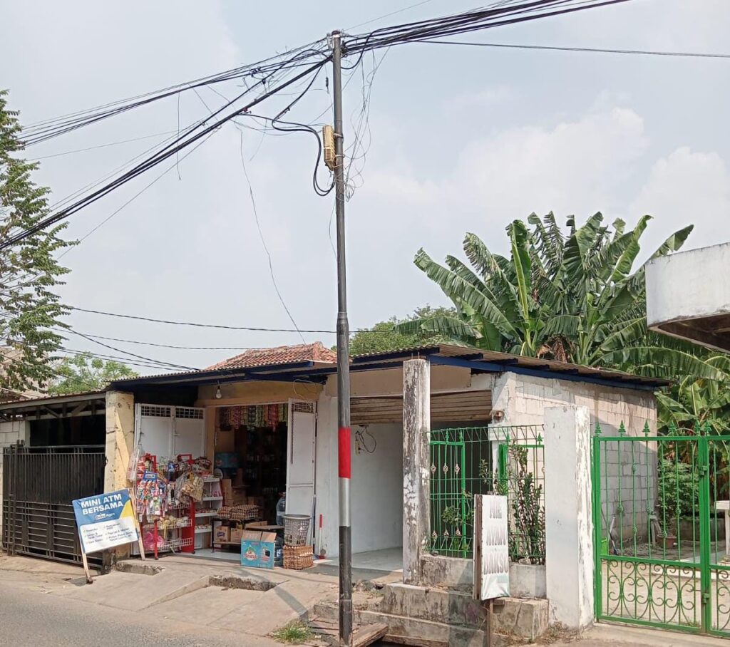 Proyek Pemindahan Tiang Telkom di Desa Talaga Diduga Asal-asalan, Kabel Berserakan Ganggu Akses Warga dan Industri 2504683