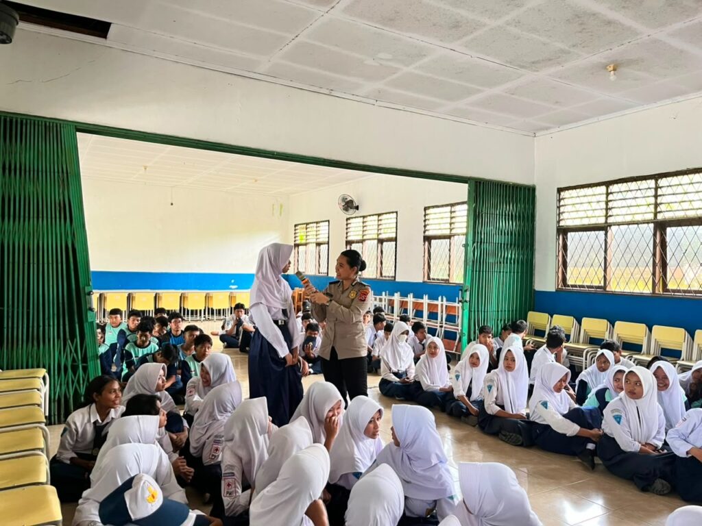 Rangkaian HUT Polwan ke-78: Cegah Kenakalan Remaja, Polwan Polresta Tangerang Sambangi SMP 3 Tigaraksa 2793514