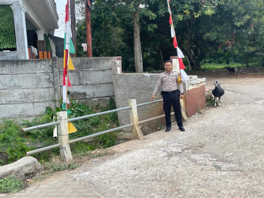 Bhabinkamtibmas Mekarbakti Cek Jembatan Penghubung Citra Raya dan Kampung Baru 2815305