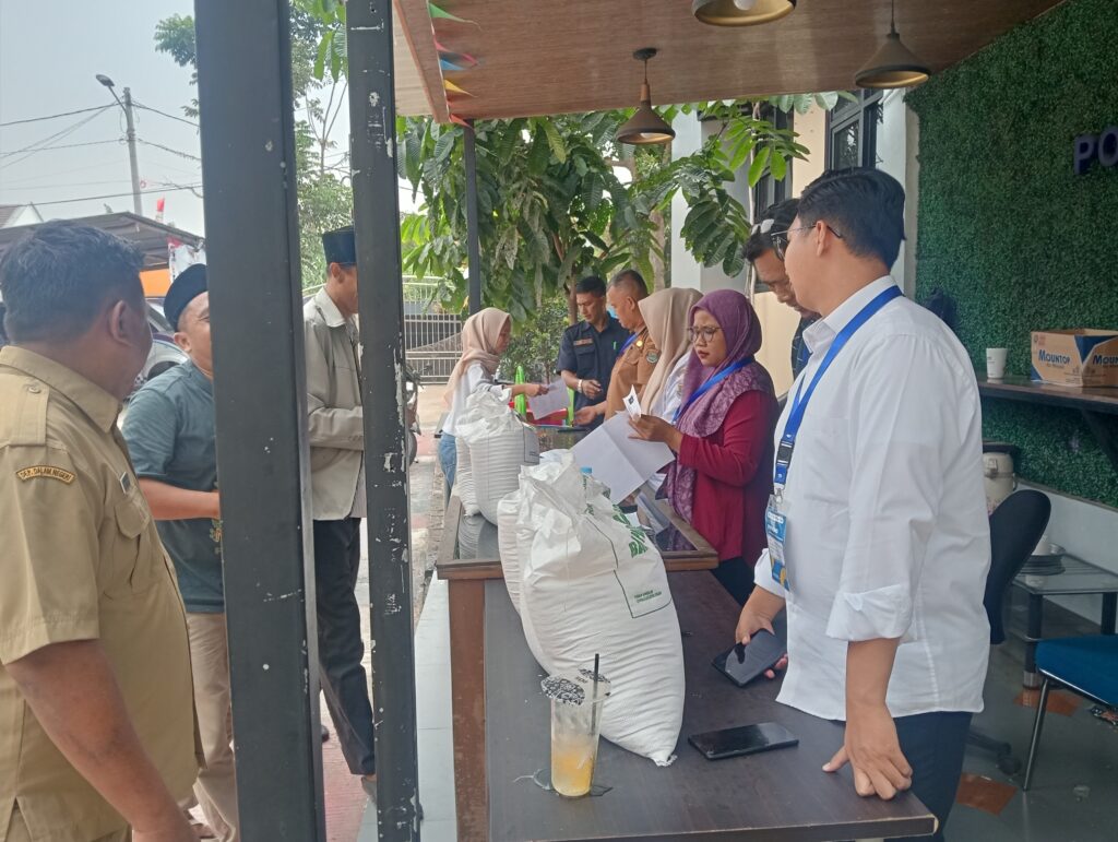 Kelurahan Bunder Salurkan Bantuan Pangan Kepada 582 Keluarga Penerima Manfaat oplus 0