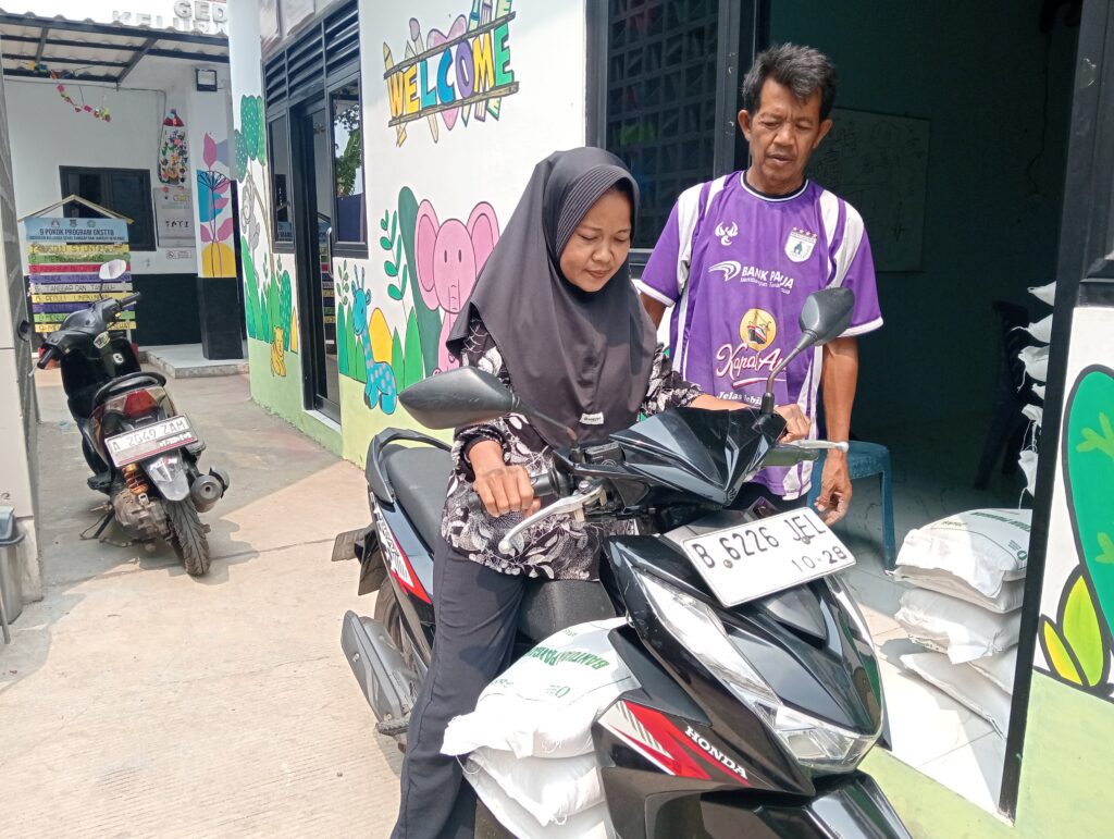 Kelurahan Bunder Salurkan Bantuan Pangan Kepada 582 Keluarga Penerima Manfaat oplus 0
