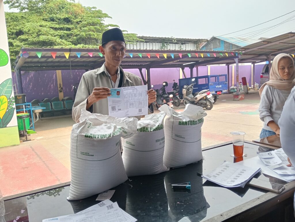 Kelurahan Bunder Salurkan Bantuan Pangan Kepada 582 Keluarga Penerima Manfaat oplus 0