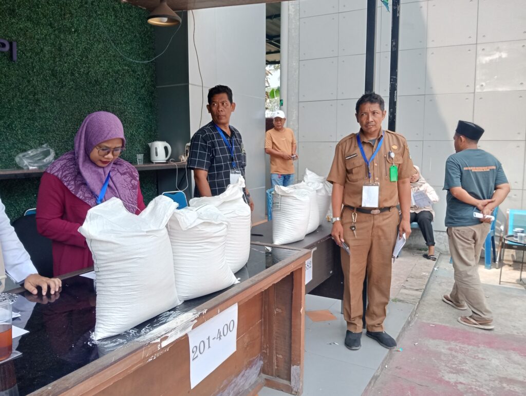Kelurahan Bunder Salurkan Bantuan Pangan Kepada 582 Keluarga Penerima Manfaat oplus 0