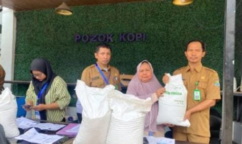 Kelurahan Bunder Salurkan Bantuan Pangan Kepada 582 Keluarga Penerima Manfaat 2907302