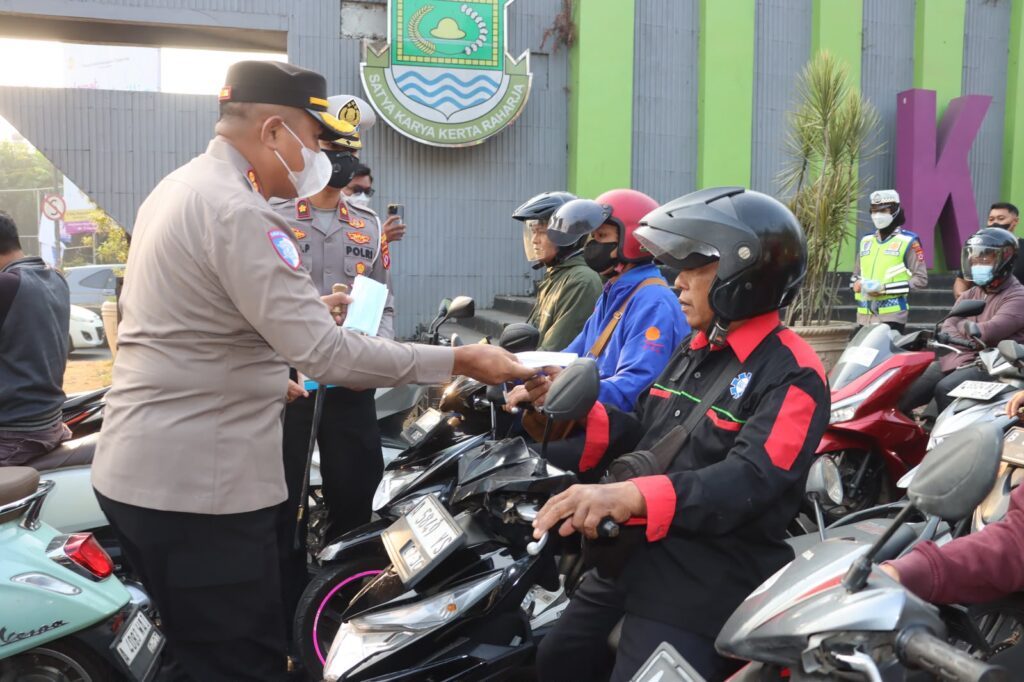 Antisipasi Dampak Abu Vulkanik GAK, Polresta Tangerang dan Polsek Jajaran Bagikan Masker ke Pengguna Jalan 2998487