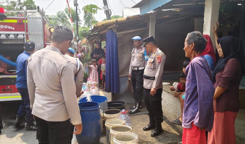 Polresta Tangerang Peduli Warga, 3.000 Liter Air Bersih Disalurkan ke Sindang Panon 3122628