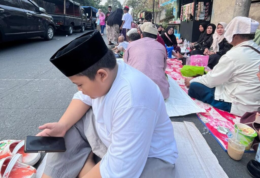 Hadiri Haul Syekh Abdul Qodir Al-Jailani ke-68 di Cilongok, Bendum DPD Partai Gerakan Rakyat H. Khaerudin Ajak Pererat Ukhuwah Islamiyah 3197865