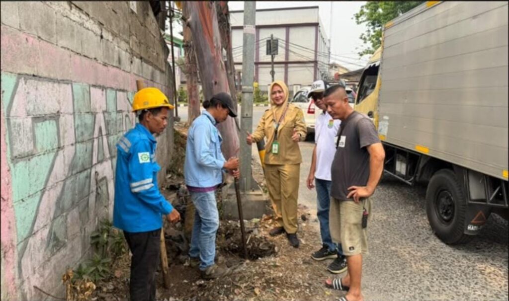 Jalan Raya Bunder Kini Lebih Terang, Lurah Ine Apresiasi Pemasangan JPU oleh Dinas Perhubungan 3230554