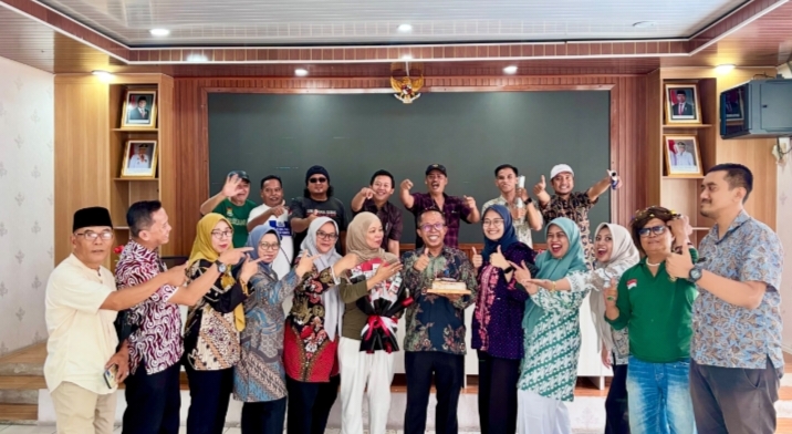 Momen Hangat dan Penuh Kekeluargaan: Kejutan Ulang Tahun Lurah Soni Rahmat Sonjaya 3260811