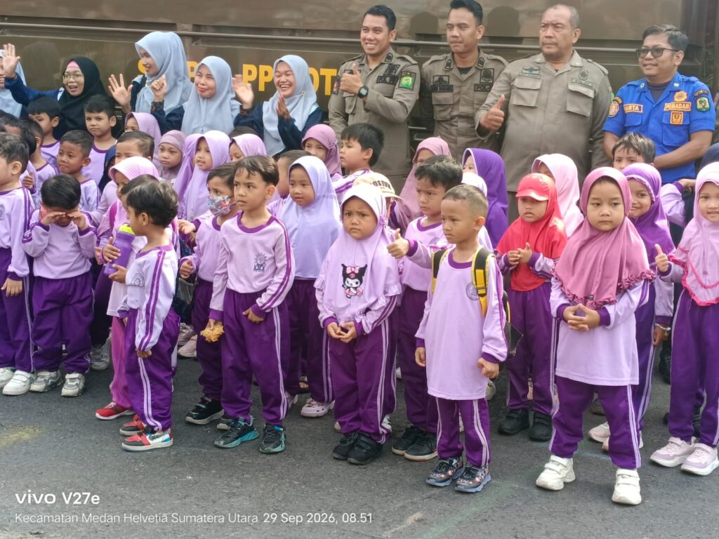 Pakai Mobil Patroli Satpol PP, Puluhan Anak TK Aisyiyah Bustanul Athfal Kunjungi Mako Damkarmat Medan 3336291