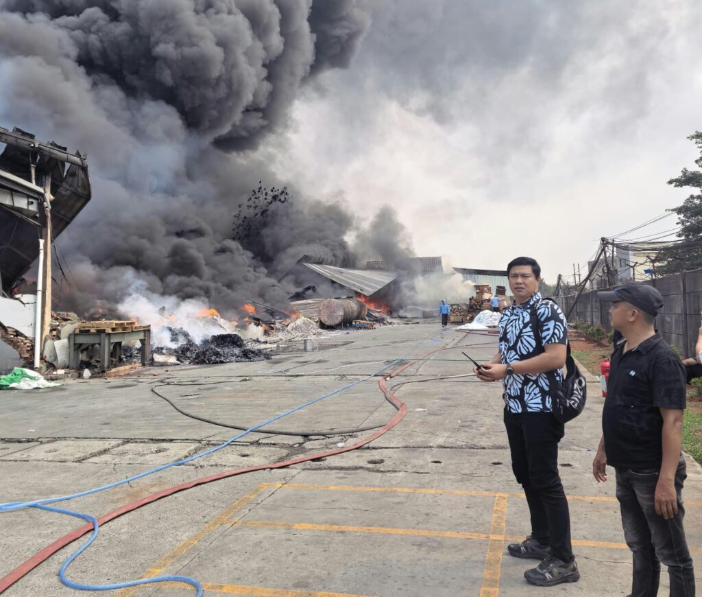 Gerak Cepat, Kanit Reskrim dan Anggota Polsek Cikupa Turun Langsung Tangani Kebakaran Pabrik PT Respati Kemasindah 3446411