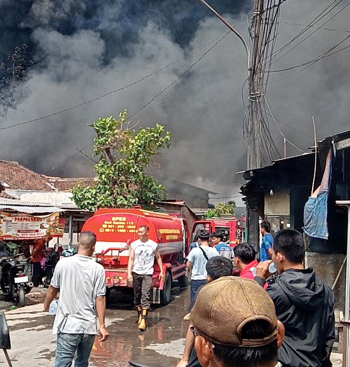 Gerak Cepat, Kanit Reskrim dan Anggota Polsek Cikupa Turun Langsung Tangani Kebakaran Pabrik PT Respati Kemasindah 3446553