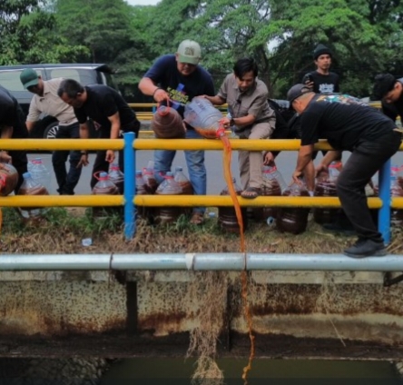 Scooteris Tangerang Bersama Karang Taruna Cikupa Tabur 10.000 Liter Eco Enzyme ke Danau Pemda dan Kali Cimanceri 3562877