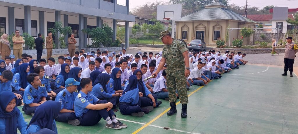 Danramil Cikupa Turun ke Sekolah, Siswa, Siswi SMKN 14 Cikupa Tidak Ikut Aksi Unras 3677762